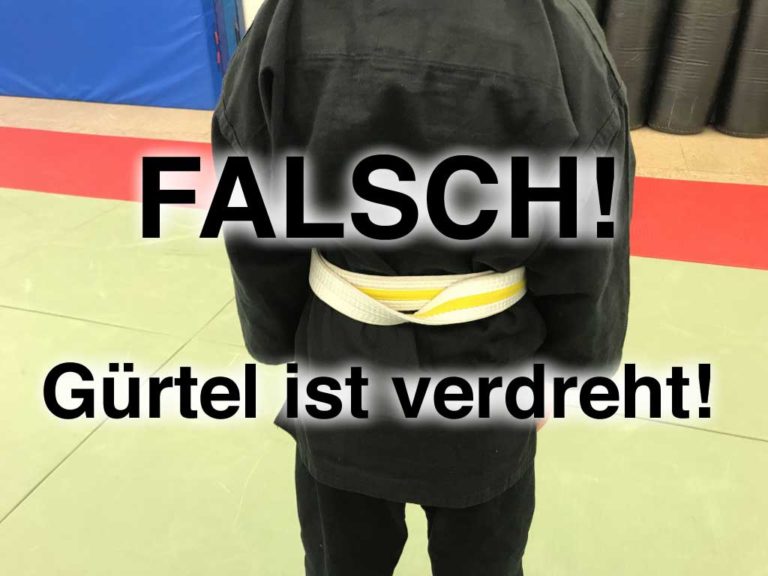 Falsch: Gürtel ist verdreht!